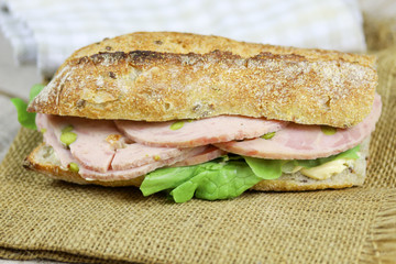 sandwich à la roulade de jambon et salade