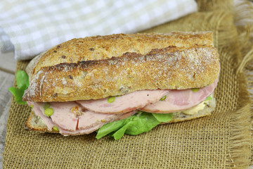 sandwich à la roulade de jambon et salade