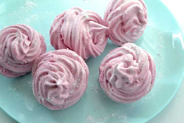 Homemade strawberry puree marshmallow with icing sugar