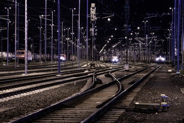 treinrails die & 39 s nachts door het station weven
