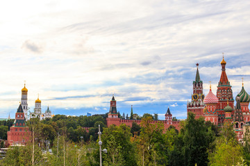 Obraz premium View of St. Basil's Cathedral and Spasskaya tower of Kremlin on Red Square in Moscow, Russia