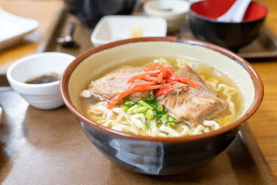 沖縄の名物　ソーキそば