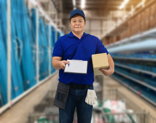 Male staff Delivering products Sign the signature on the product receipt form with parcel boxes