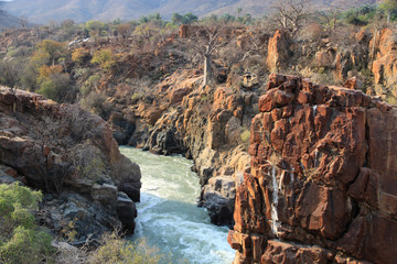 rzeka zambezi plynąca w stronę wodospadów wiktorii z afrykańskim krajobrazemw  tle
