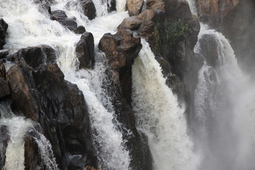spienione wody rzeki zambezi splywające po skałach wodospaów wiktorii - obrazy, fototapety, plakaty