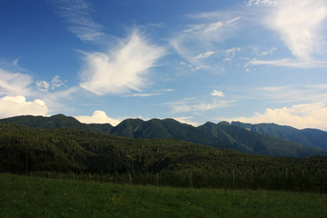 Fototapeta premium White clouds over the mountains