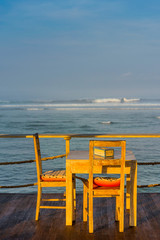 Sitzplatz mit Meerblick zum Sonnenuntergang, Bali