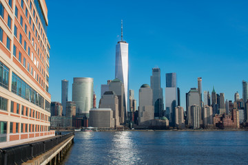 Fototapeta premium Jersey City Waterfront z panoramą Dolnego Manhattanu w Nowym Jorku