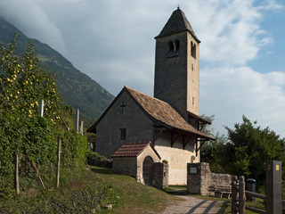 Fototapeta premium das romanische Kirchlein St. Prokulus bei Naturns im Vinschgau, Südtirol