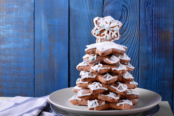 Gingerbread Christmas tree with glazing against the blue background