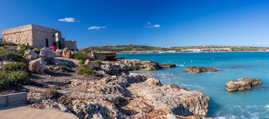 Fototapeta na wymiar Panoramic view of paradise island of Malta with turquoise clear water reflect blue sky and cliffs