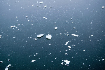 Zamarznięta woda na jeziorze z odłamkami lodu