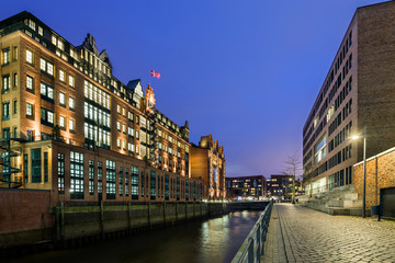 Brooktorpromenade Hafen Hamburg am Abend entzerrt