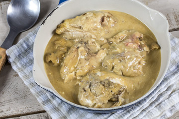 cervelle de porc cuisiné dans un plat