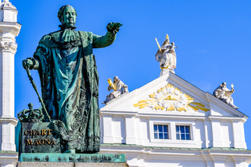Obraz premium Statue of king Maximilian in front of the dom St Stephan in Passau