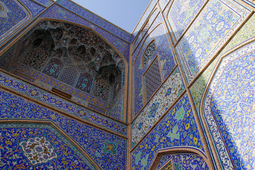  The main attraction of the city of Isfahan is Jameh Mosque. A beautiful mosque with rich blue mosaic decor, a dome and a rich entrance.The legacy of the Persian Empire