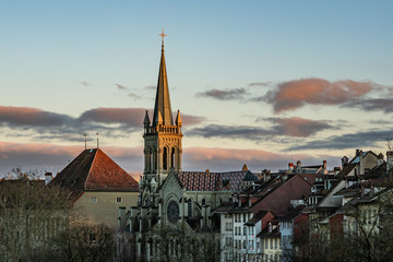 Blick auf die Kirche St. Peter und Paul im Abendlicht, Bern – Schweiz 