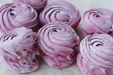 Obraz premium Delicious fresh blackcurrant marshmallows for Breakfast macro