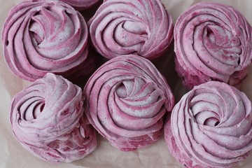 Obraz premium Delicious fresh blackcurrant marshmallows for Breakfast macro