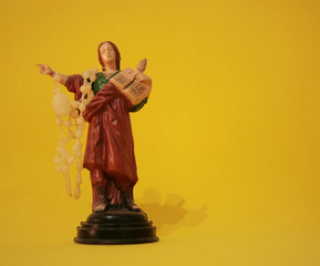 FIGURA RELIGIOSA SOBRE AMARILLO