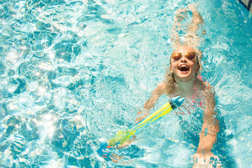 Obraz na płótnie Canvas Pretty little girl in swimming pool, summer vacations.