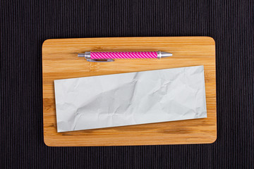 Kugeschreiber mit leerem Zettel