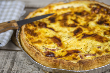 quiche lorraine sur une table