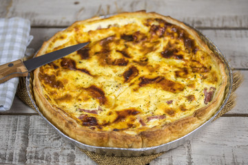 quiche lorraine sur une table