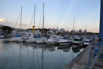 Fototapeta na wymiar view to the pier with ships