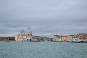 Fototapeta na wymiar view from the boat to venecia