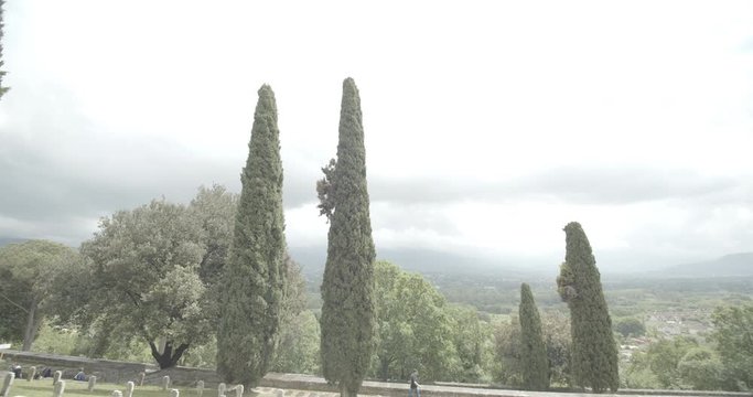 Panoramica di un cimitero, clip registrata in 4K DCI ProRes 422 con 13 stop di gamma dinamica e in LOG. Clip pronta per una perfetta post-produzione. Ideale per reportage, documentari e film