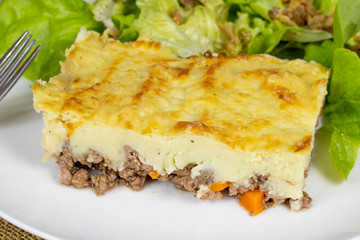 hachis parmentier et salade dans une assiette