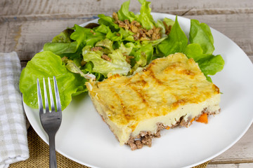 hachis parmentier et salade dans une assiette