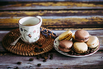 Tasse de café et macarons assortis chocolat vanille café praliné