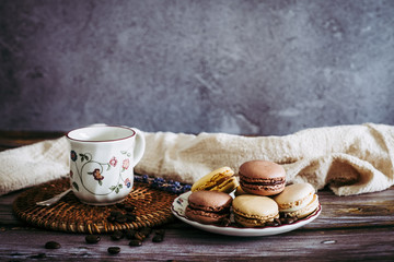 Tasse de café et macarons assortis chocolat vanille café praliné