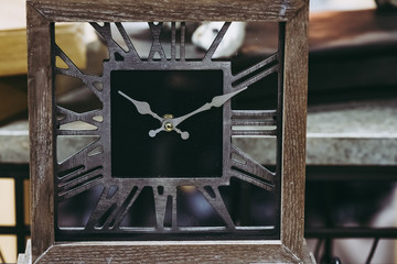 Horloge en métal et bois au style industriel