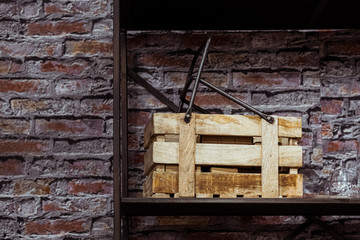 Décoration d'intérieur style industriel panier en bois et métal et mur en briques