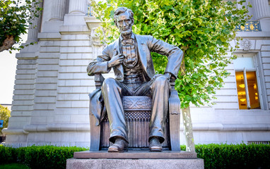 Statue of Abraham Lincoln in Front of City Hall San Francisco - obrazy, fototapety, plakaty