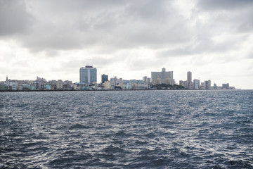 Fototapeta premium Krajobrazowy widok Hawany na Kubie nad wodą.