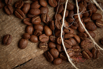  Whole grains of coffee on burlap. The aroma of coffee, selected grains, arabica, vigor