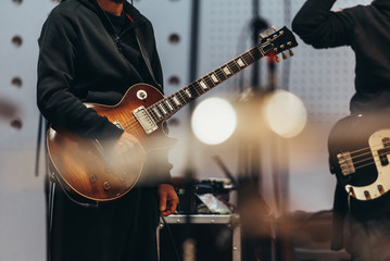 Obraz premium Guitar player in music studio