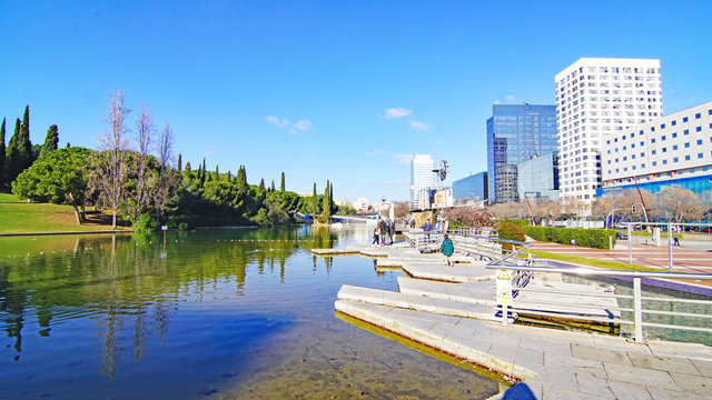 Paisaje urbano de jardines y arquitectura moderna en Sabadell, Barcelona, Catalunya, Espa&ntilde;a, Europa