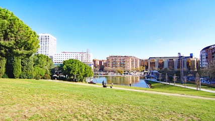 Paisaje urbano de jardines y arquitectura moderna en Sabadell, Barcelona, Catalunya, España, Europa