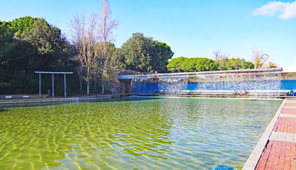 Paisaje urbano de jardines y arquitectura moderna en Sabadell, Barcelona, Catalunya, España, Europa