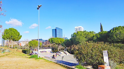 Paisaje urbano de jardines y arquitectura moderna en Sabadell, Barcelona, Catalunya, España, Europa