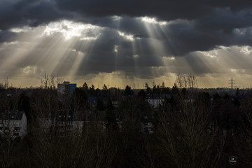 Sonnenstrahlen im Sturm