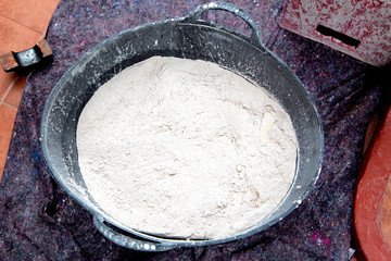 instrumentos para trabajos de albañilería como cenento y otros