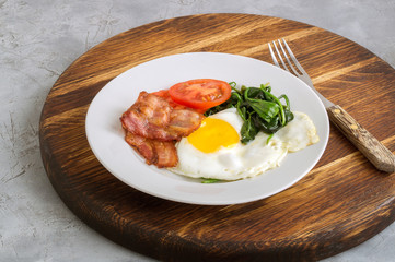 eggs with bacon and spinach