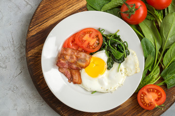 eggs with bacon and spinach