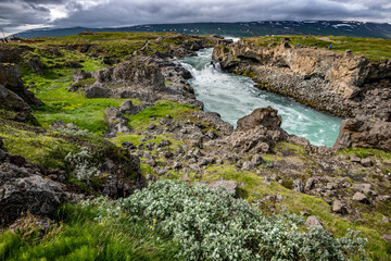 Fototapeta na wymiar Naturerlebnis und Wandern in der Umgebung vom Godafoss auf Island